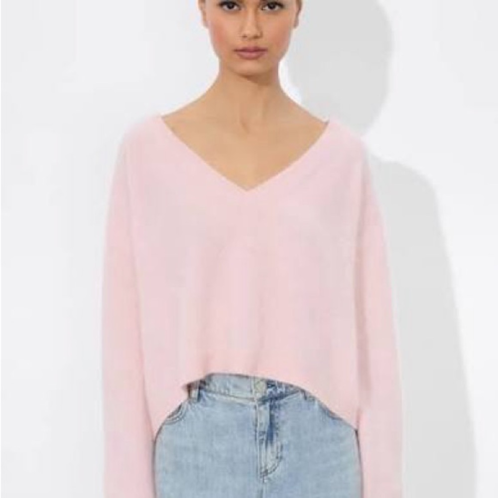 Alice + Olivia Soft Pink V-Neck Cashmere Sweater